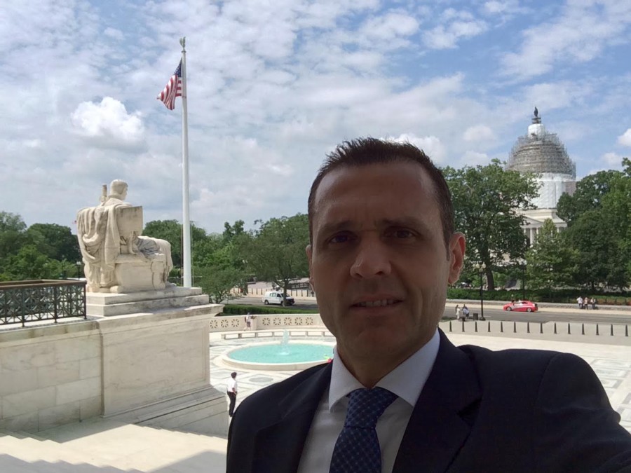 Foto 6. No alta das escadarias de entrada à Suprema Corte, com a cúpula do Congresso Nacional (U.S. Capitol) ao fundo - passando por reforma.