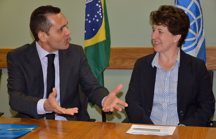 Foto 3. Eduardo Diogo e Debbie Wetzel - por ocasião da assinatura do 1o PforR em todo o Brasil, no valor de US$ 350 milhões.