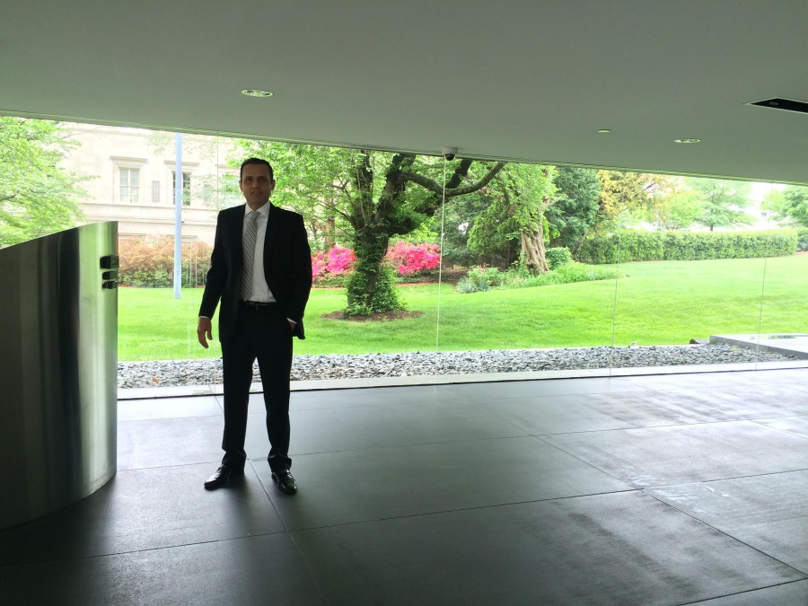Foto 5. Salão de entrada da Chancelaria, com a residência do Embaixador ao fundo.