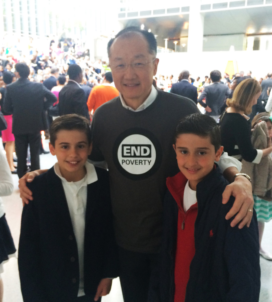 Foto 7- World's Bank President, Dr. Jim Yong Kim, com Iago e Caique, evento com filhos dos colaboradores do Banco, celebrando o _Take Your Child To Work Day 2015_ - Thursday April 23